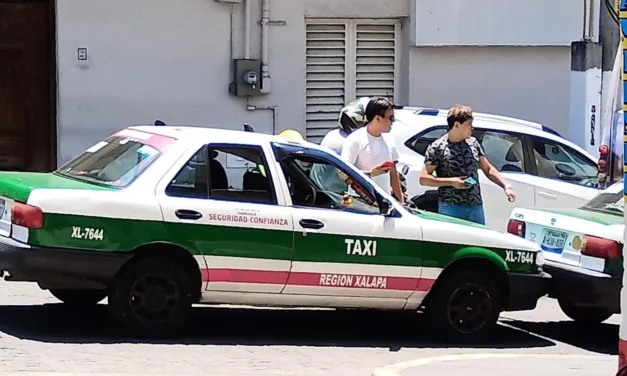Choque por alcance de dos taxis en Clavijero