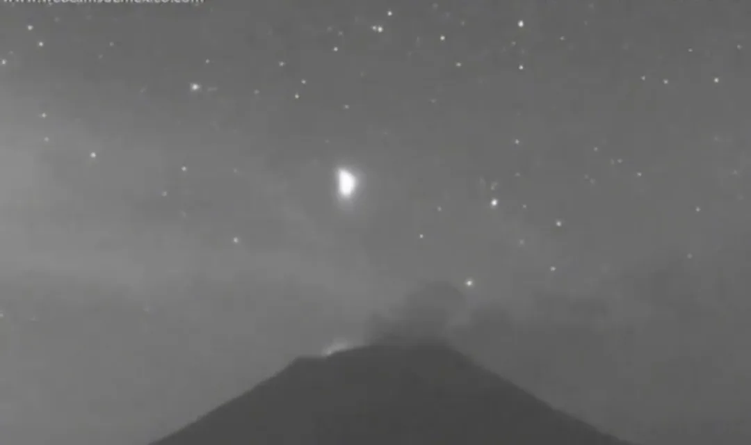 Un OVNI es captado pasando por el Popocatépetl (VIDEO)