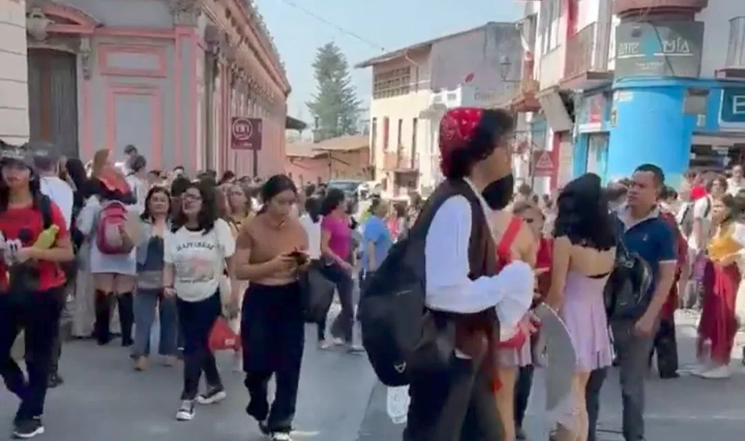 Video: Desalojan a estudiantes de la Prepa Juárez, por derrame de Cianuro