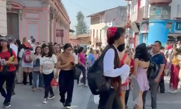 Video: Desalojan a estudiantes de la Prepa Juárez, por derrame de Cianuro