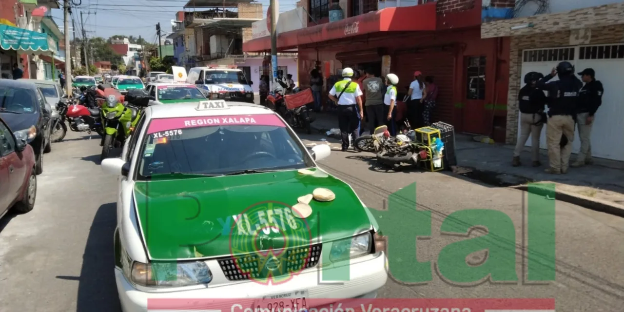 Chocan taxi y motocicleta en la Colonia Reforma de Xalapa