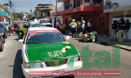 Chocan taxi y motocicleta en la Colonia Reforma de Xalapa