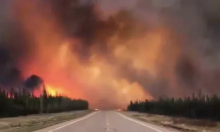 Video: Evacúan a miles en Canadá por incendio forestal en Columbia Británica y humo en Alberta