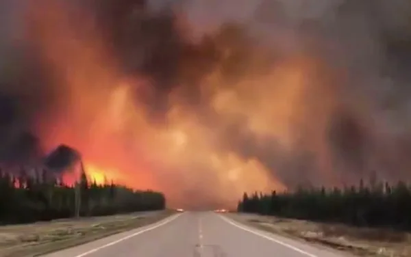 Video: Evacúan a miles en Canadá por incendio forestal en Columbia Británica y humo en Alberta