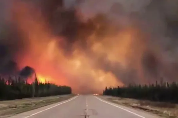 Video: Evacúan a miles en Canadá por incendio forestal en Columbia Británica y humo en Alberta