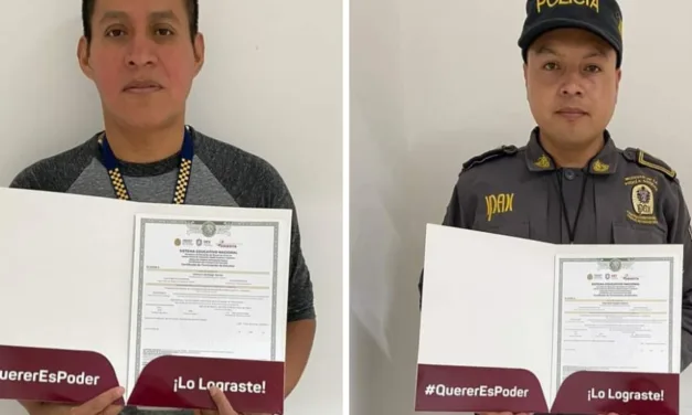 El IPAX, felicita a José Raúl Vargas Godínez, policía de la Comandancia Poza Rica y a Ventura Santiago García, por terminar sus estudios de nivel Preparatoria