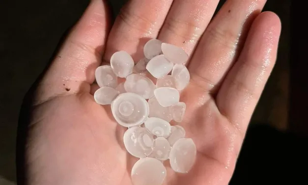 Fuerte Aguacero y Granizada, rompe cristales de casas en Tacotalpa,Tabasco