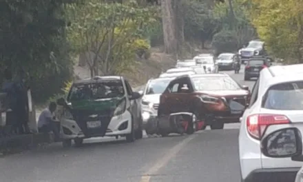 Tráfico por accidente en la carretera Xalapa-Coatepec, vía Briones