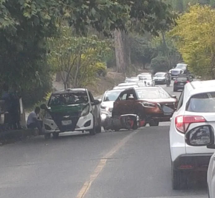 Tráfico por accidente en la carretera Xalapa-Coatepec, vía Briones