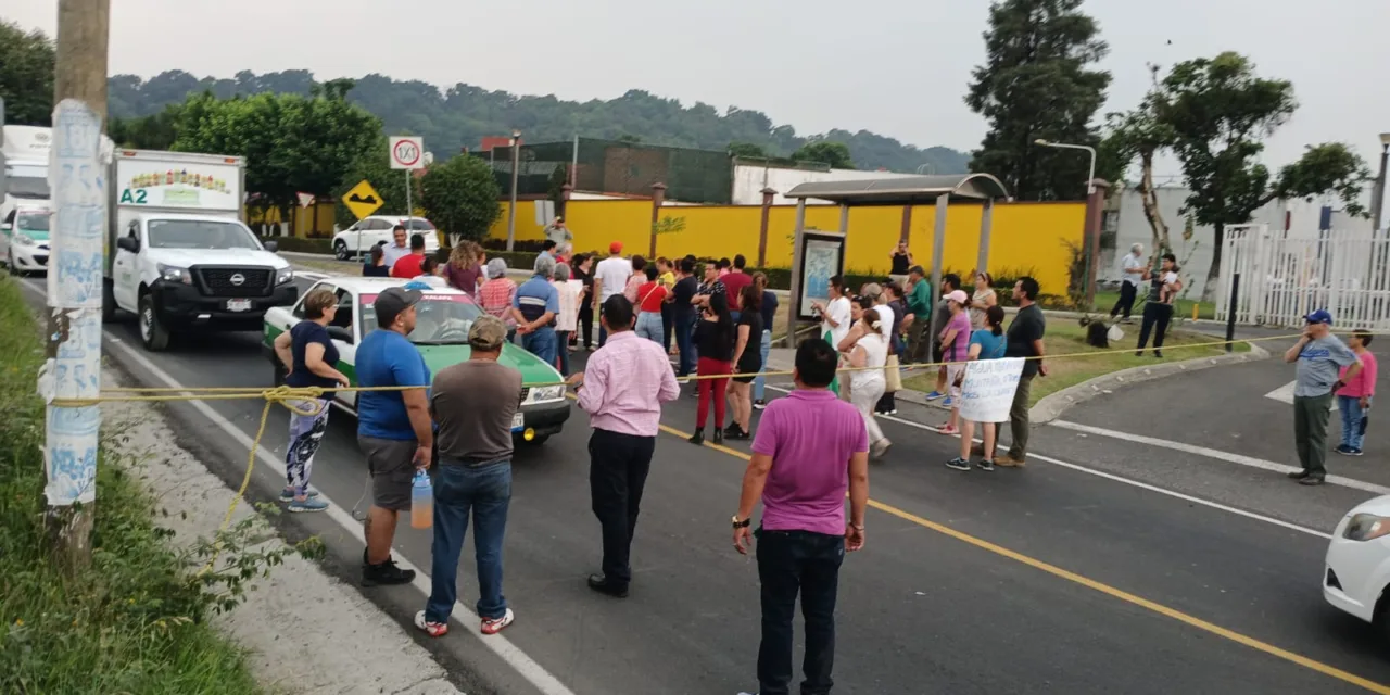 Bloquean la carretera Xalapa-Naolinco a la altura del Fraccionamiento Villa Montaña
