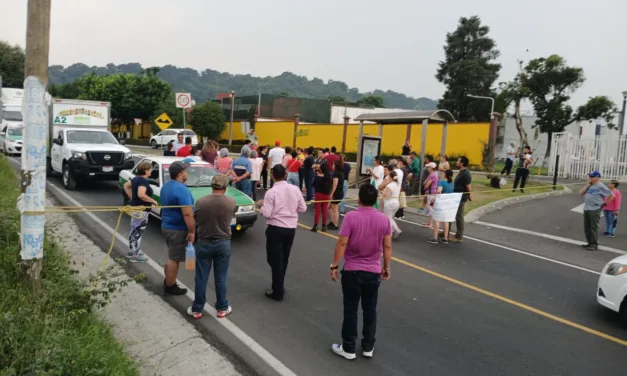 Bloquean la carretera Xalapa-Naolinco a la altura del Fraccionamiento Villa Montaña