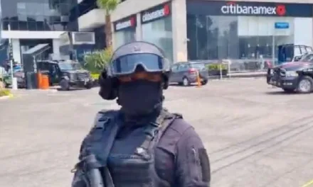 Hombre toma rehenes y dispara contra policías en Plaza Centro Mayor de Puebla
