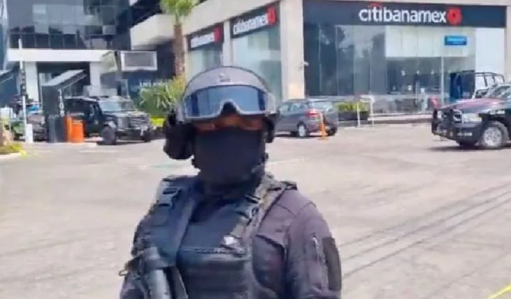 Hombre toma rehenes y dispara contra policías en Plaza Centro Mayor de Puebla