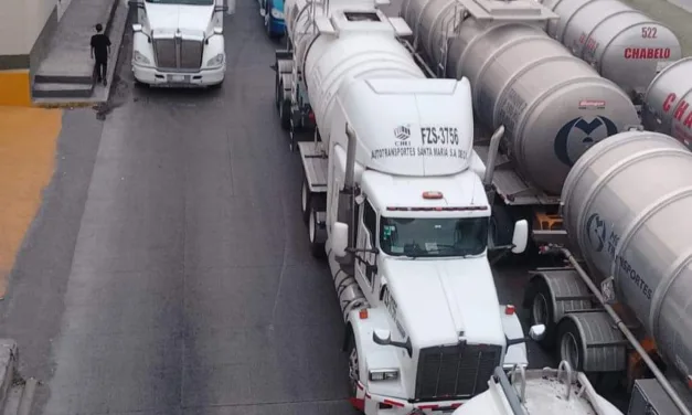 Cumple 11 horas bloqueo en la avenida Rafael Cuervo por falta de agua en 3 colonias, Veracruz