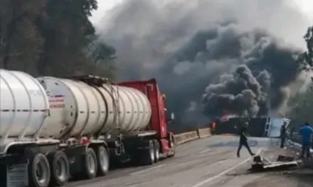 Vuelca y explota pipa en la Autopista Puebla-Orizaba a la altura de Nogales