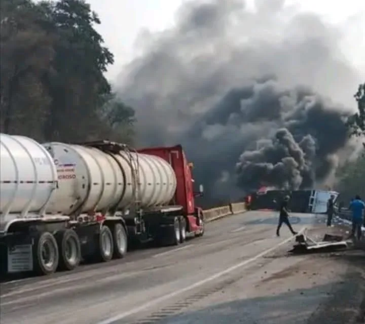 Vuelca y explota pipa en la Autopista Puebla-Orizaba a la altura de Nogales