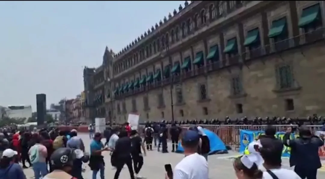 Provocación por las elecciones el ataque de ayer con petardos a Palacio Nacional por parte de los estudiantes: AMLO