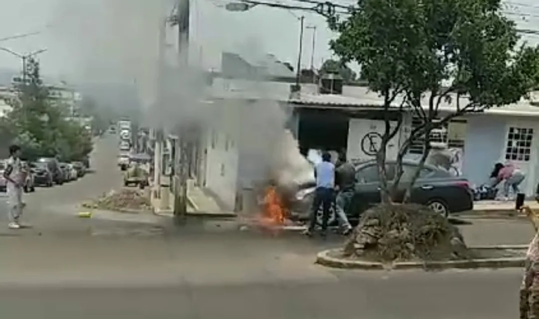 Video.: Se incendia vehículo en la Colonia Rafael Lucio de Xalapa