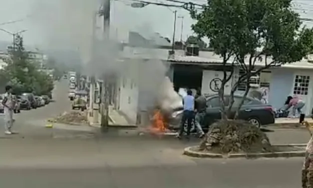 Video.: Se incendia vehículo en la Colonia Rafael Lucio de Xalapa