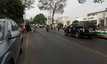 Bloquean la avenida Miguel Alemán, a la altura de CMAS