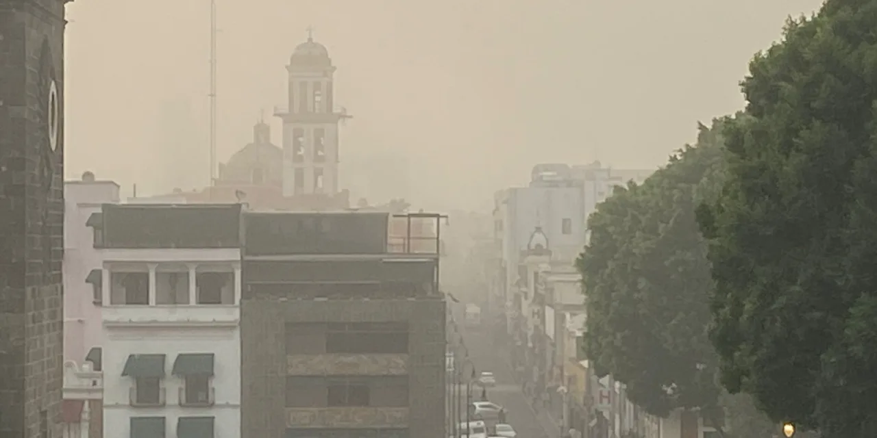 Sorprende enorme nube de polvo sobre Puebla