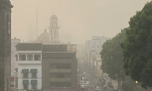 Sorprende enorme nube de polvo sobre Puebla