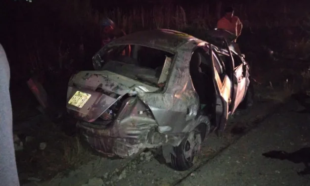 Accidente en e libramiento de Xalapa, contenedor de tráiler impacta vehículo