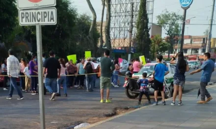 Nuevamente bloquean la avenida Miguel Alemán,  a la altura de CMAS
