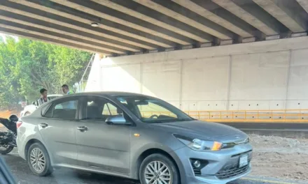 Accidente  de tránsito a la altura del distribuidor vial El Trébol, Xalapa