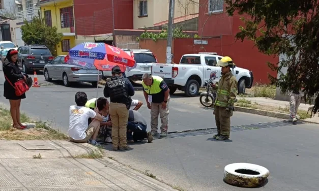 Se le atora pierna a señora en alcantarilla en Xalapa