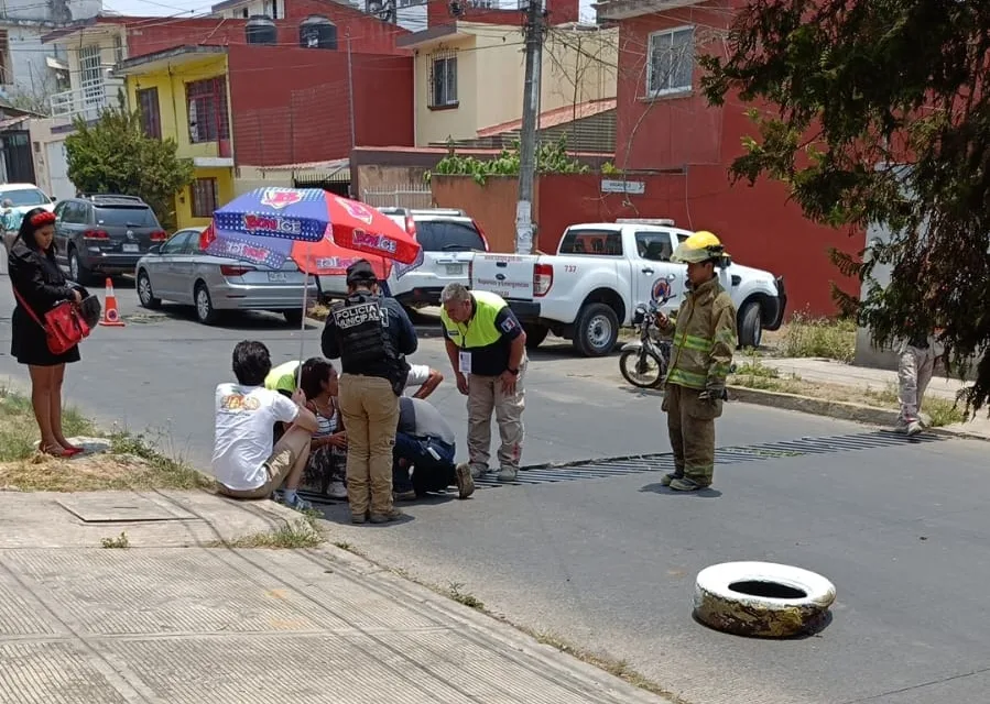 Se le atora pierna a señora en alcantarilla en Xalapa