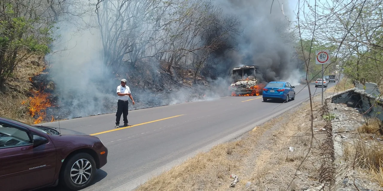 Se incendia camión de pasajeros en la Carretera Cardel – Poza Rica