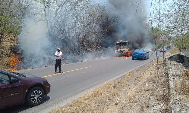 Se incendia camión de pasajeros en la Carretera Cardel – Poza Rica
