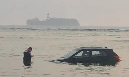 En Boca del Río,  amanece camioneta en el mar