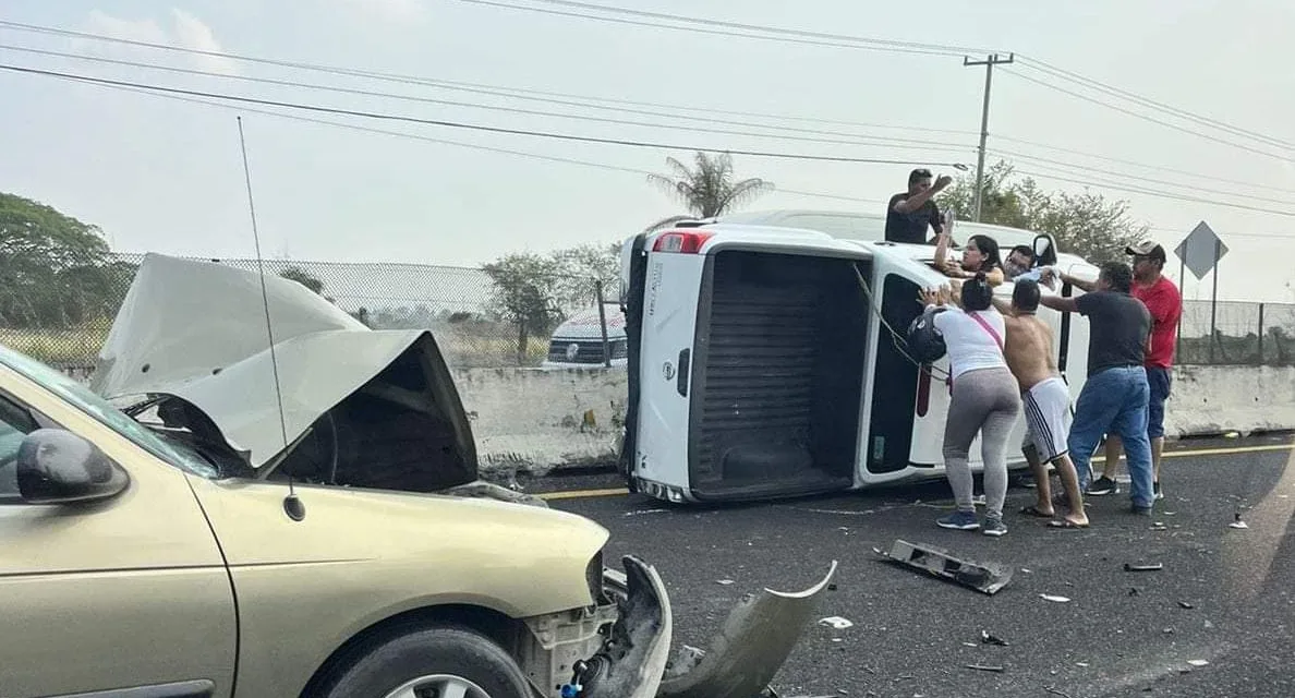 Video: Se voltea camioneta en la autopista Xalapa – Veracruz