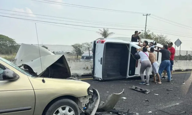 Video: Se voltea camioneta en la autopista Xalapa – Veracruz