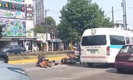 Pelea entre motociclista y camioneta tipo colectivo en Xalapa