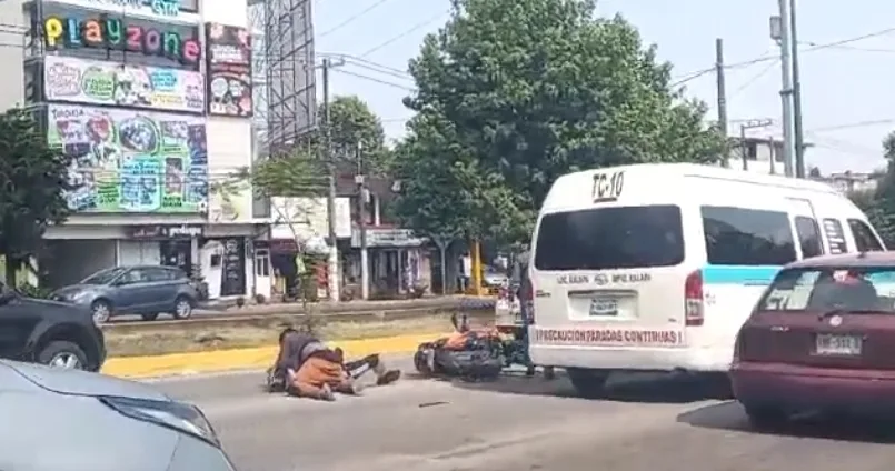 Pelea entre motociclista y camioneta tipo colectivo en Xalapa