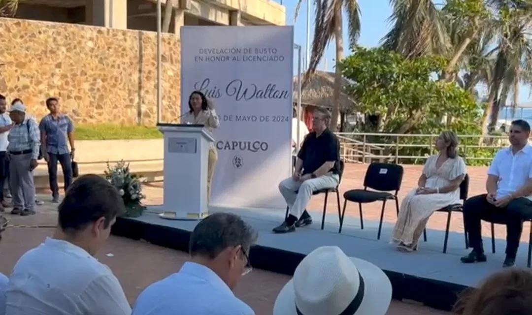 Develan busto del ex alcalde Luis Walton en Acapulco