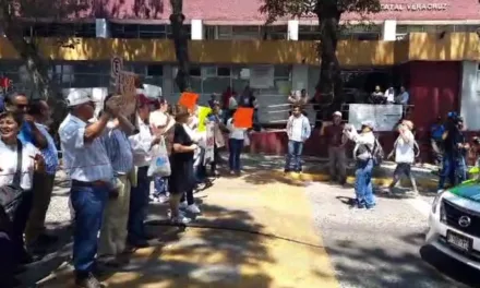 Bloquean la avenida Xalapa, se trata de personal del ISSSTE de Poza Rica
