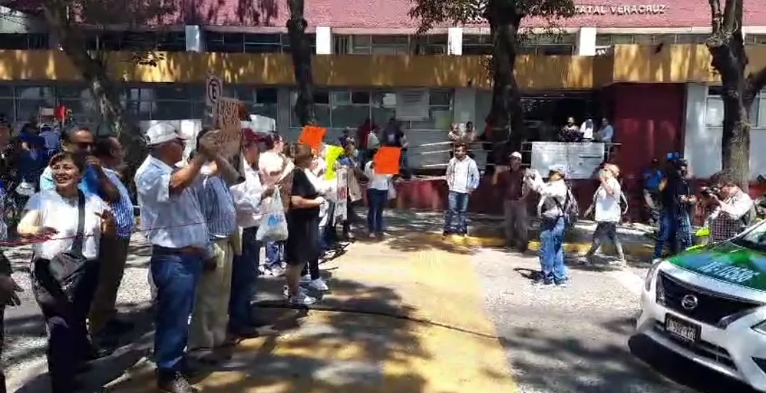 Bloquean la avenida Xalapa, se trata de personal del ISSSTE de Poza Rica