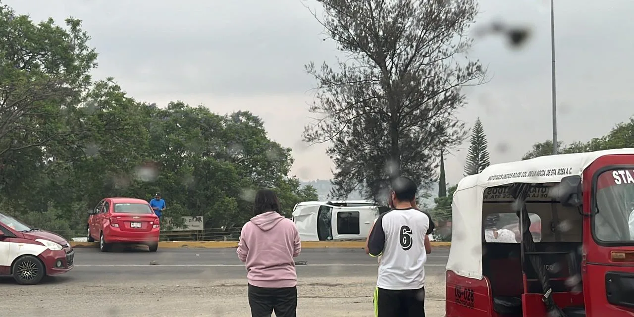 Video: imágenes sensibles, Sujeto ebrio a bordo de un BMW, atropella y mata a una pareja peatonal en Oaxaca