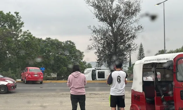 Video: imágenes sensibles, Sujeto ebrio a bordo de un BMW, atropella y mata a una pareja peatonal en Oaxaca