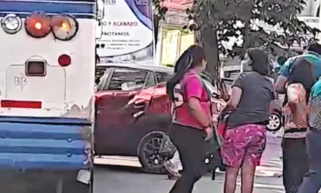 Pasajeros tuvieron que bajarse y tomar otro camión, choque en la Av. Lázaro Cárdenas