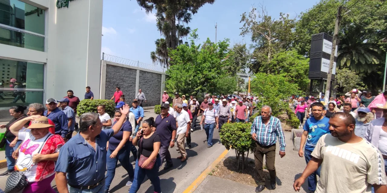 Manifestantes marchan sobre Allende con dirección al centro de Xalapa