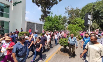 Manifestantes marchan sobre Allende con dirección al centro de Xalapa