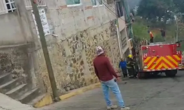 Atienden Bomberos incendio de casa habitación en Banderilla