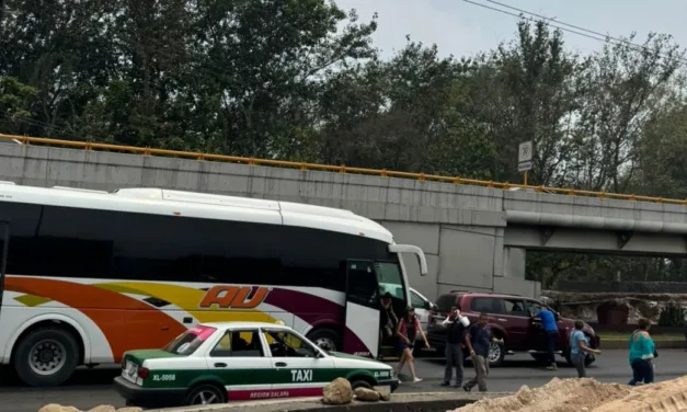 Accidente de tránsito a la altura de Walmart, AU involucrado