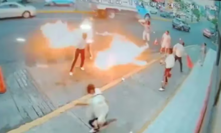 Video: Tras pelea, tragafuegos intenta incendiar a mariachis en Morelia