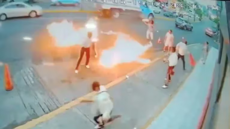 Video: Tras pelea, tragafuegos intenta incendiar a mariachis en Morelia